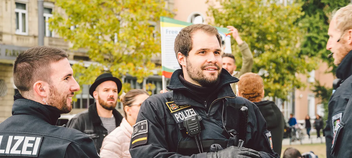 freundlicher Polizist vor einzelnen Passanten
