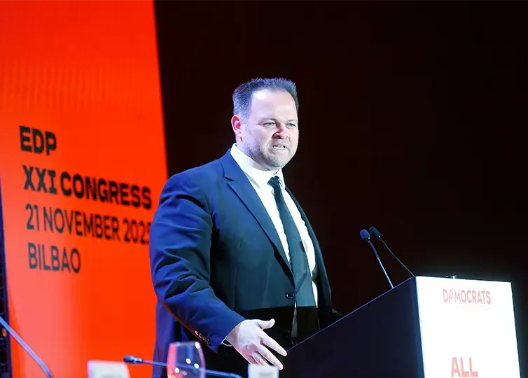 Engin Eroglu am Rednerpult beim EDP Kongress 2025 in Bilbao.