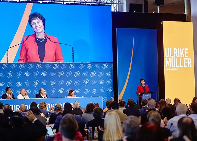 Ulrike Müller am Rednerpult beim EDP Kongress Mainz 2023.