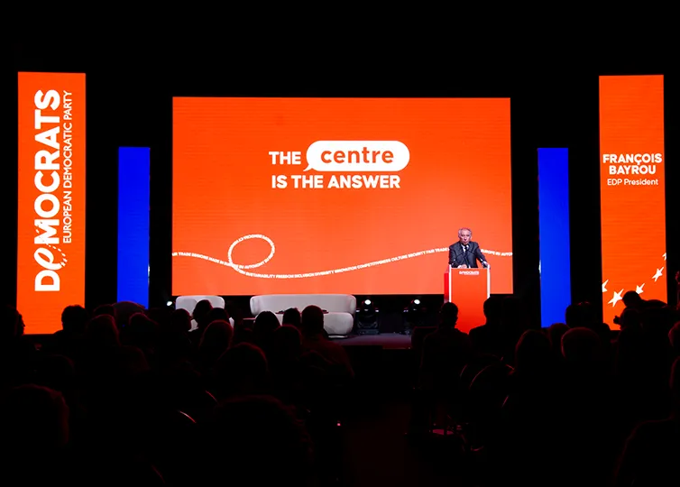 EDP Präsident Francois Bayrou am Rednerpult.