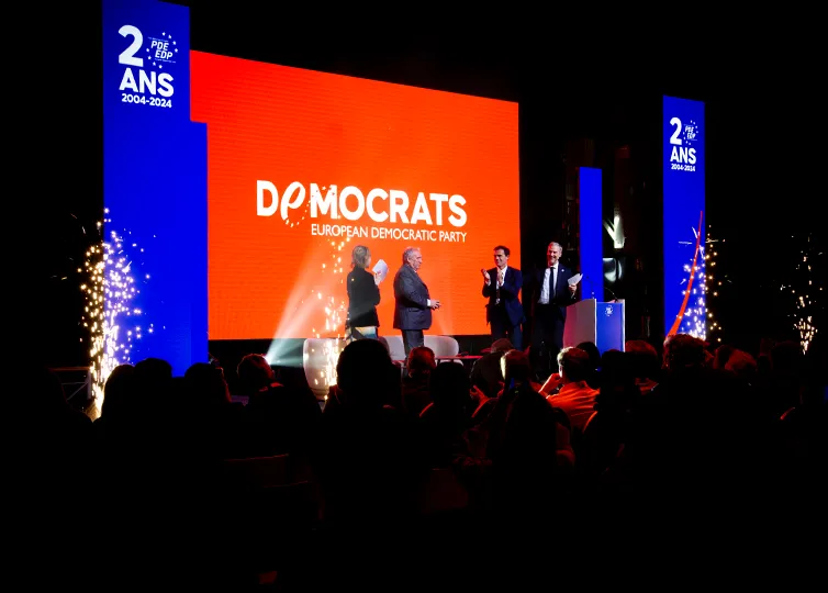 Feuerwerk auf der Bühne beim EDP Kongress und Konferenz 2024 in Brüssel.