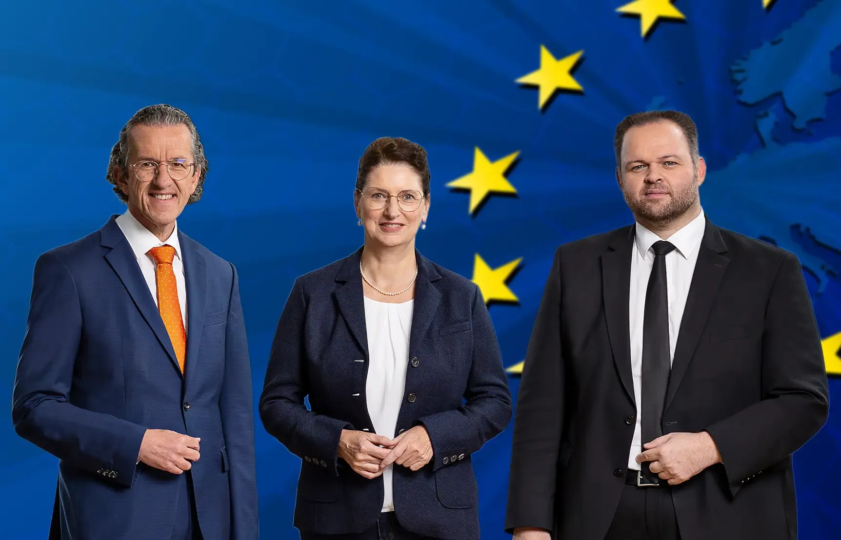 Die FREIE WÄHLER Europaabgeordneten Joachim Streit, Christine Singer und Engin Eroglu vor dem Europa-Sternenkreis auf einer blauen Europakarte.